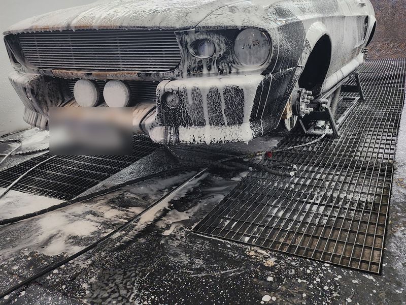 Ford Mustang clássico com espuma na parte baixa durante a lavagem na Restauros