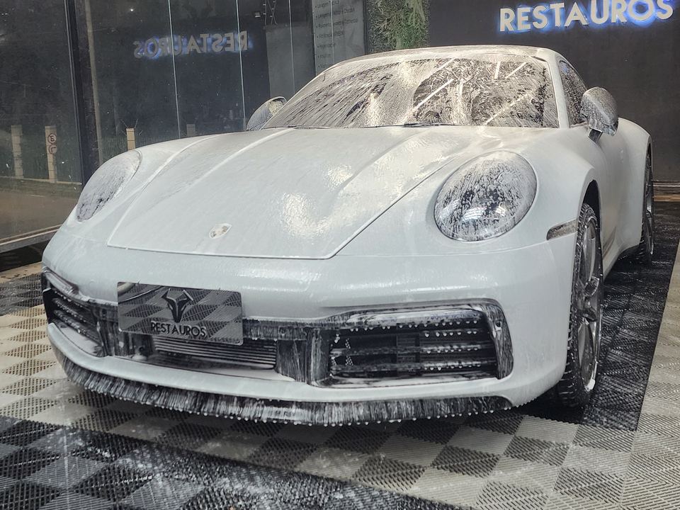 Porsche 911 branco coberto de espuma no estúdio da Restauros Car Detail, em Sorocaba
