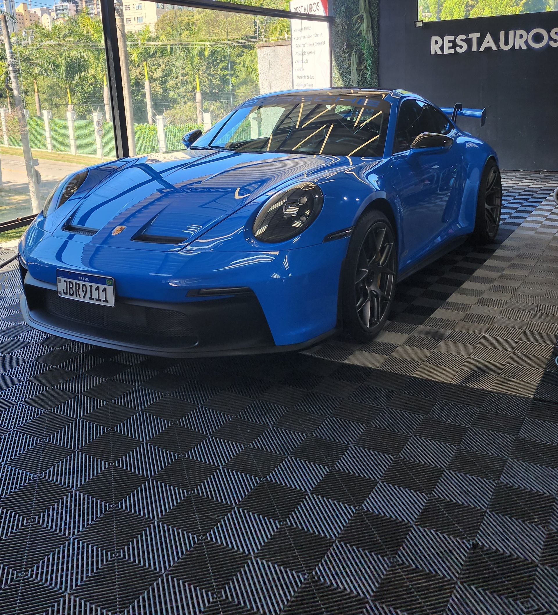 Porsche 911 GT3 azul preparado para aplicação de PPF na Restauros Car Detail em Sorocaba