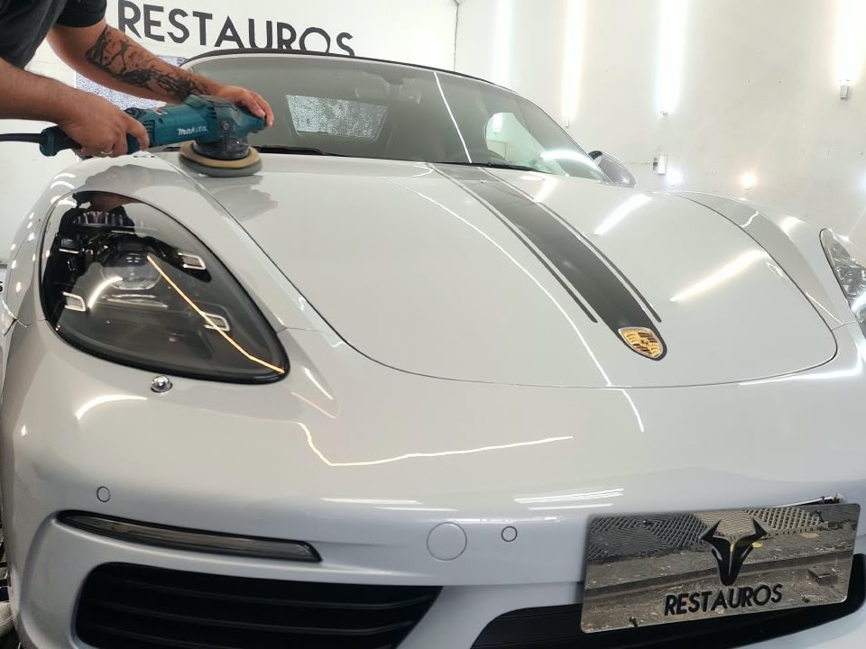 Polimento da pintura de um Porsche branco antes da vitrificação na Restauros Car Detail, Sorocaba